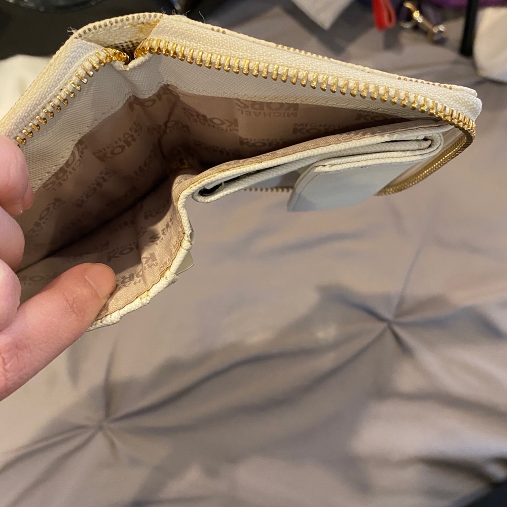 ALMOST NEW — WHITE LITTLE MK WALLET